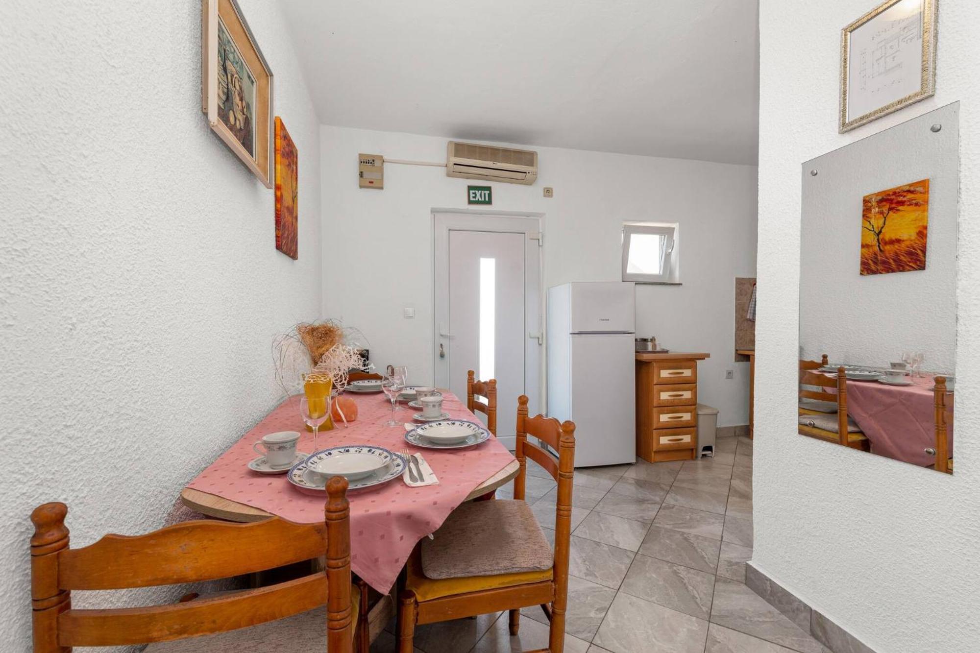 Apartment Lara Tribunj  Luaran gambar